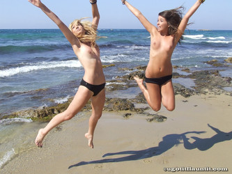 ugotitflauntit.com/08034 Kayleigh and Leigh_1280highres/023.jpg