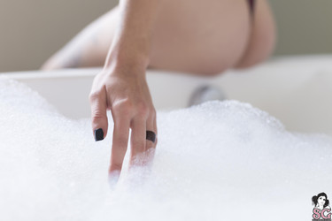 Brighid - Bubble bath/03.jpg