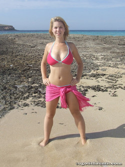 ugotitflauntit.com/08010 Laura_1280highres/013.jpg