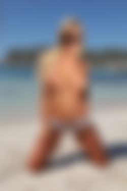 photodromm.com - 2011-11/holly - 15 - the bikini test/09l.jpg