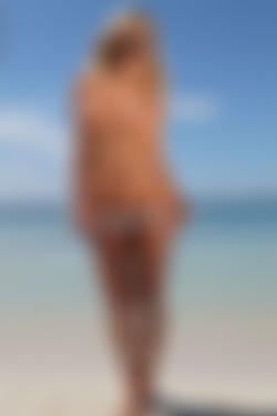 photodromm.com - 2011-11/holly - 15 - the bikini test/26l.jpg