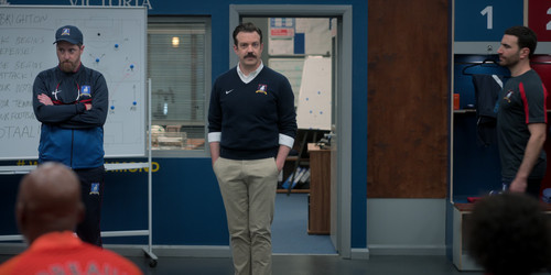 Ted.Lasso.S03.2160p.ATVP.WEB-DL.DDP5.1.H.265-NTb/Ted.Lasso.S03E09.La.Locker.Room.Aux.Folles.2160p.ATVP.WEB-DL.DDP5.1.H.265-NTb.mkv