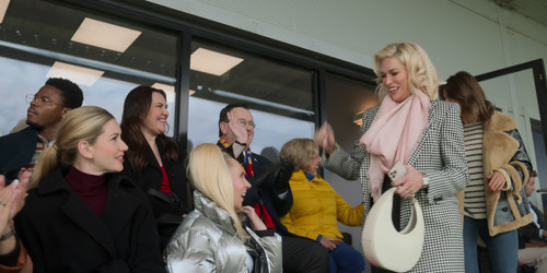 Ted.Lasso.S03.2160p.ATVP.WEB-DL.DDP5.1.H.265-NTb/Ted.Lasso.S03E12.So.Long.Farewell.2160p.ATVP.WEB-DL.DDP5.1.H.265-NTb.mkv